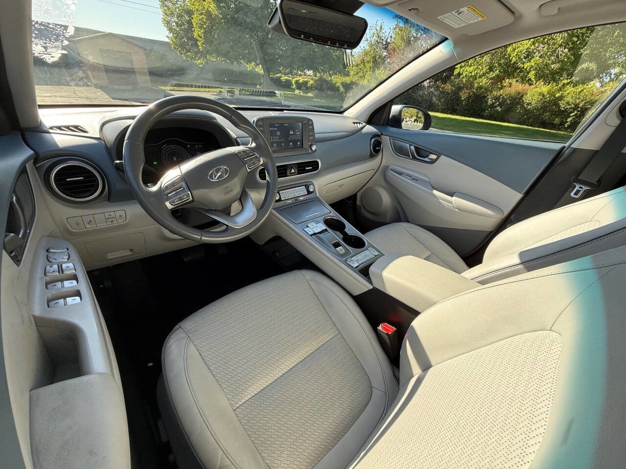 Used 2021 Hyundai Kona Limited w/ Cargo Package FWD image 9