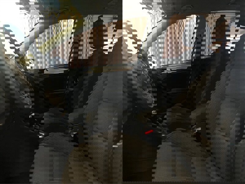 Used 2011 Volkswagen Golf 4-Door image 9