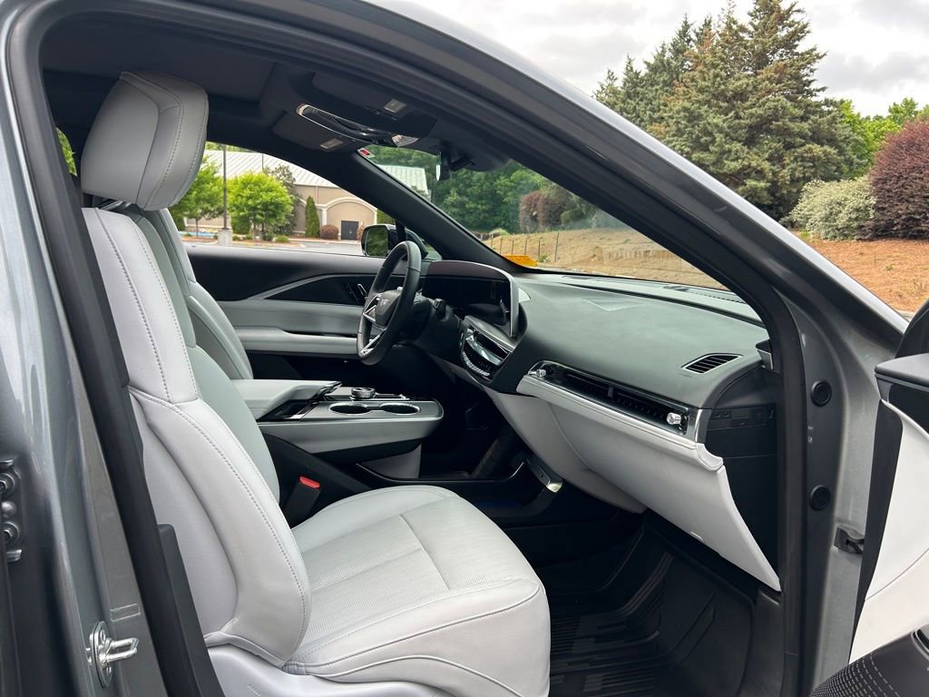 Used 2025 Cadillac Lyriq Sport AWD/4WD image 41