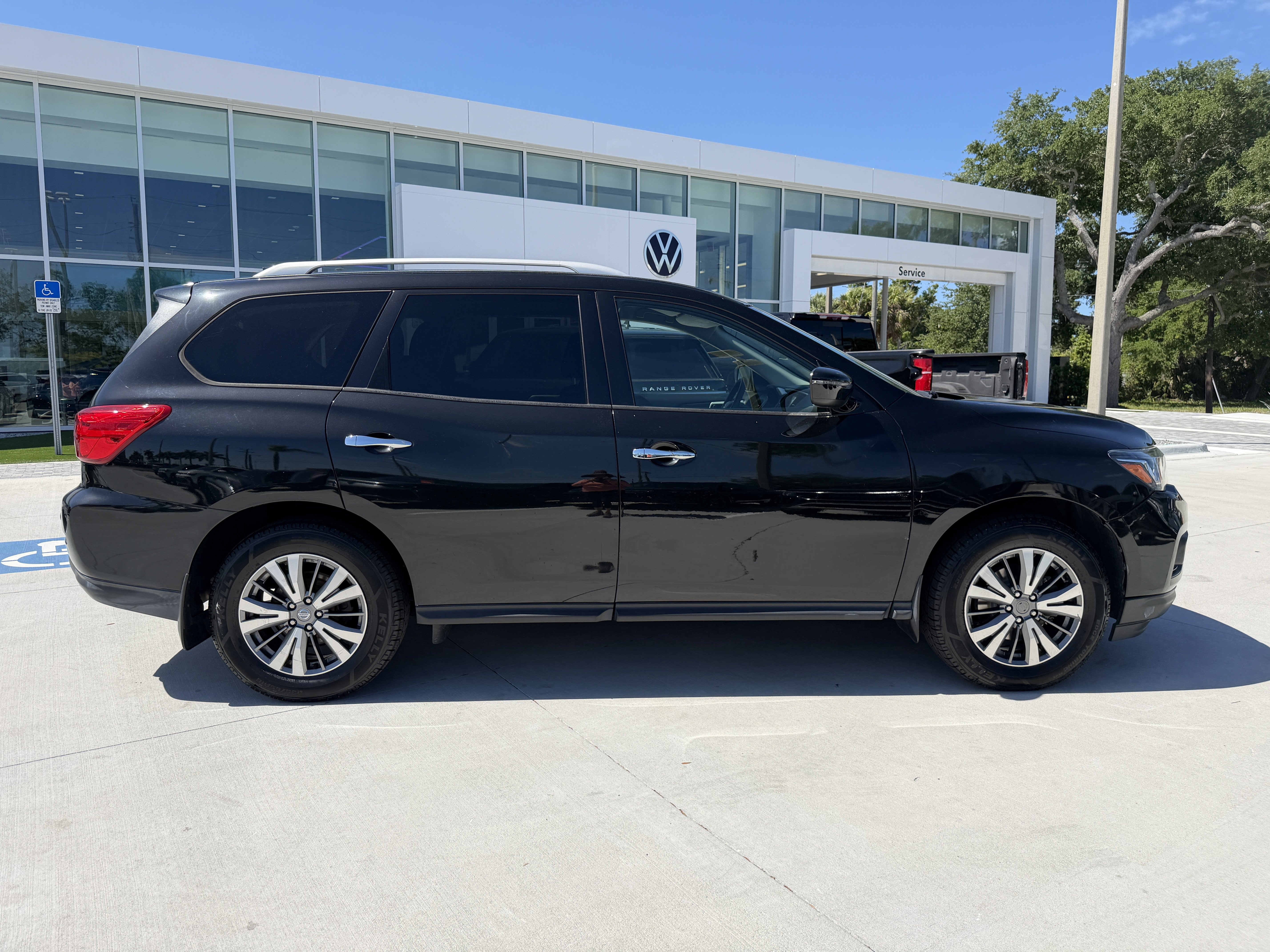 Used 2020 Nissan Pathfinder S AWD/4WD image 2