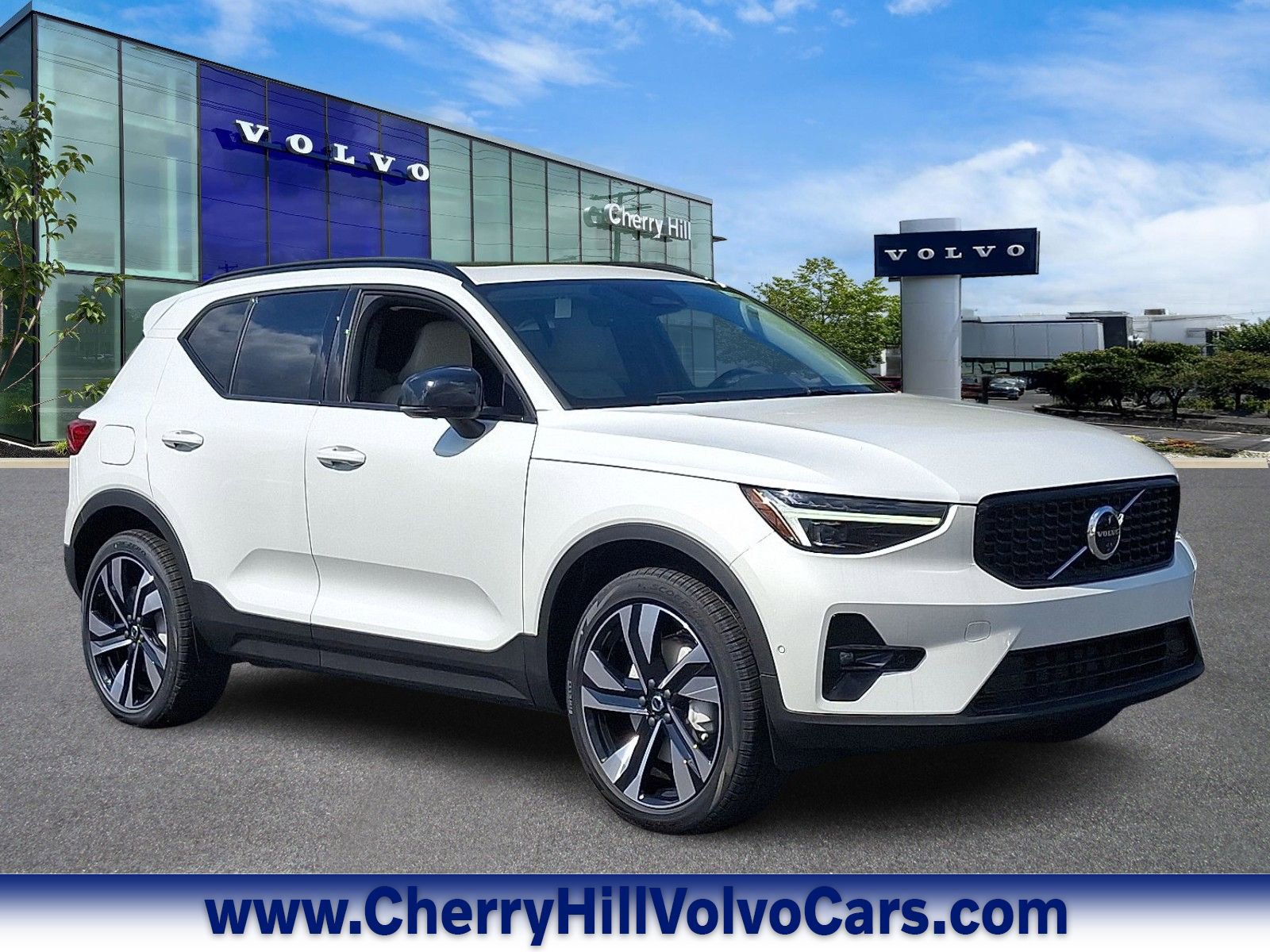 New 2025 Volvo XC40 B5 Ultra w/ Protection Package Premier