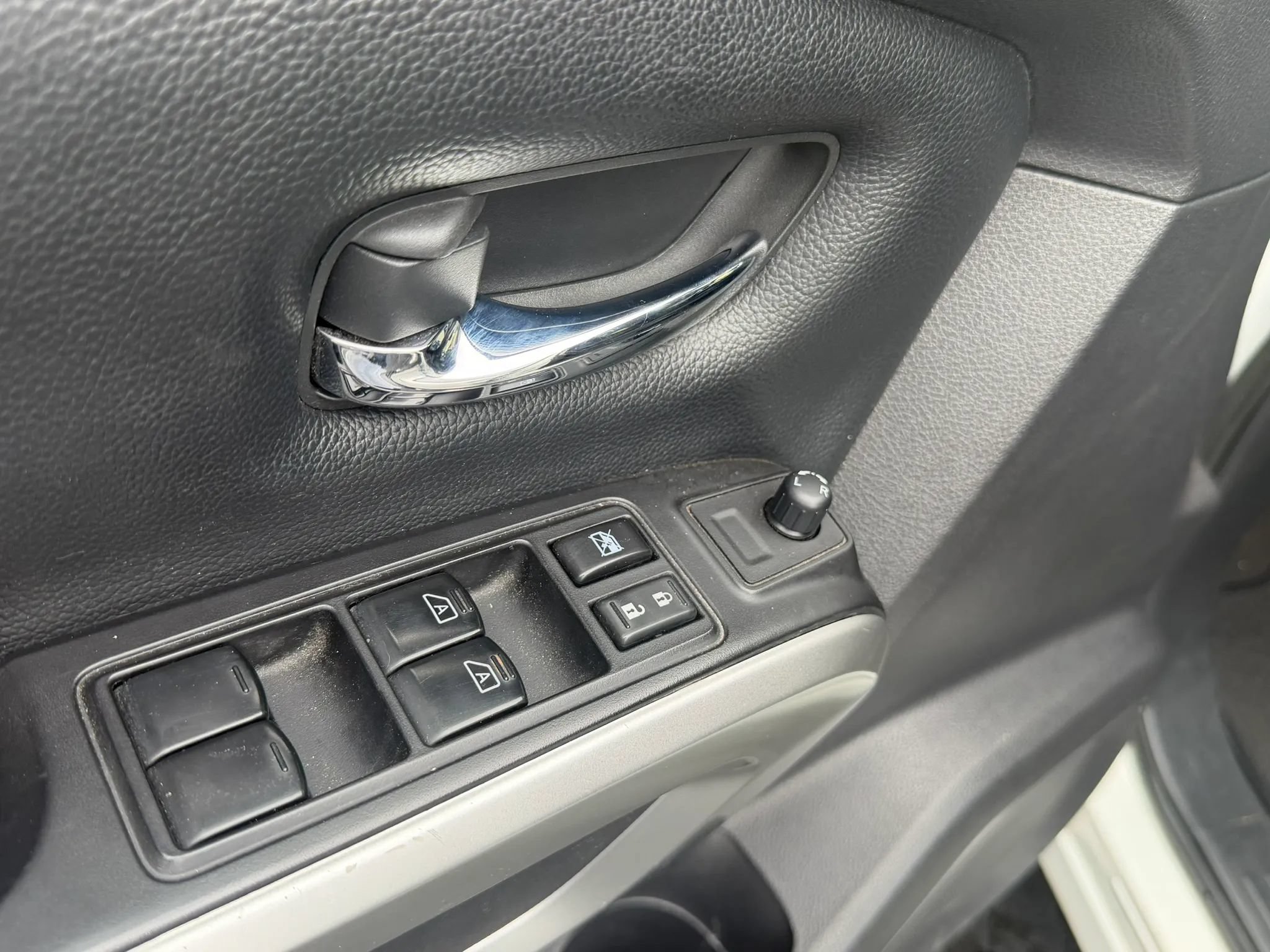 Used 2017 Nissan Titan SV RWD image 27