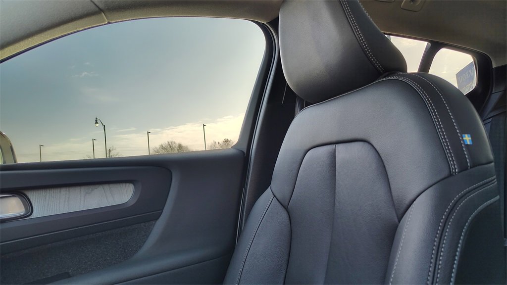 Certified 2025 Volvo XC40 B5 Plus image 22