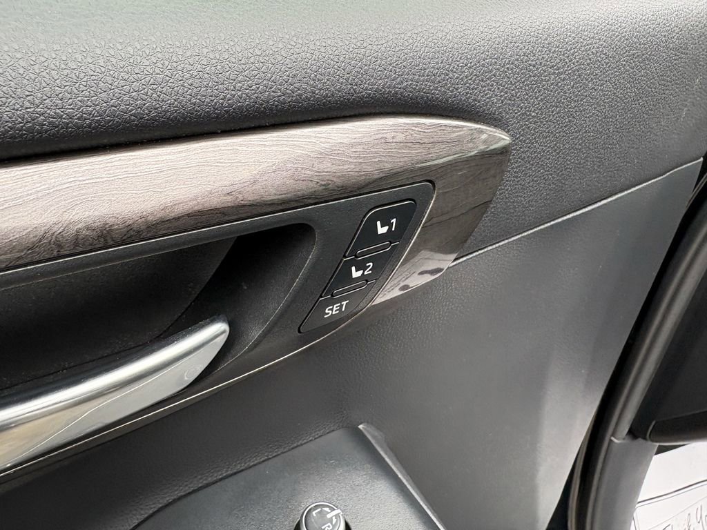 Used 2020 Toyota Highlander Limited image 24