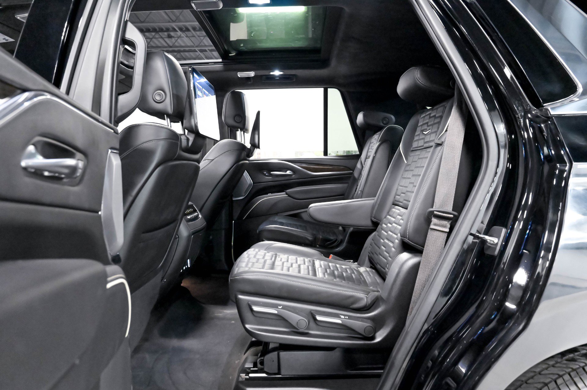 Used 2024 Cadillac Escalade Premium Luxury Platinum AWD/4WD image 13