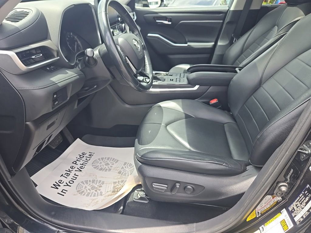 Used 2021 Toyota Highlander XLE AWD/4WD image 23