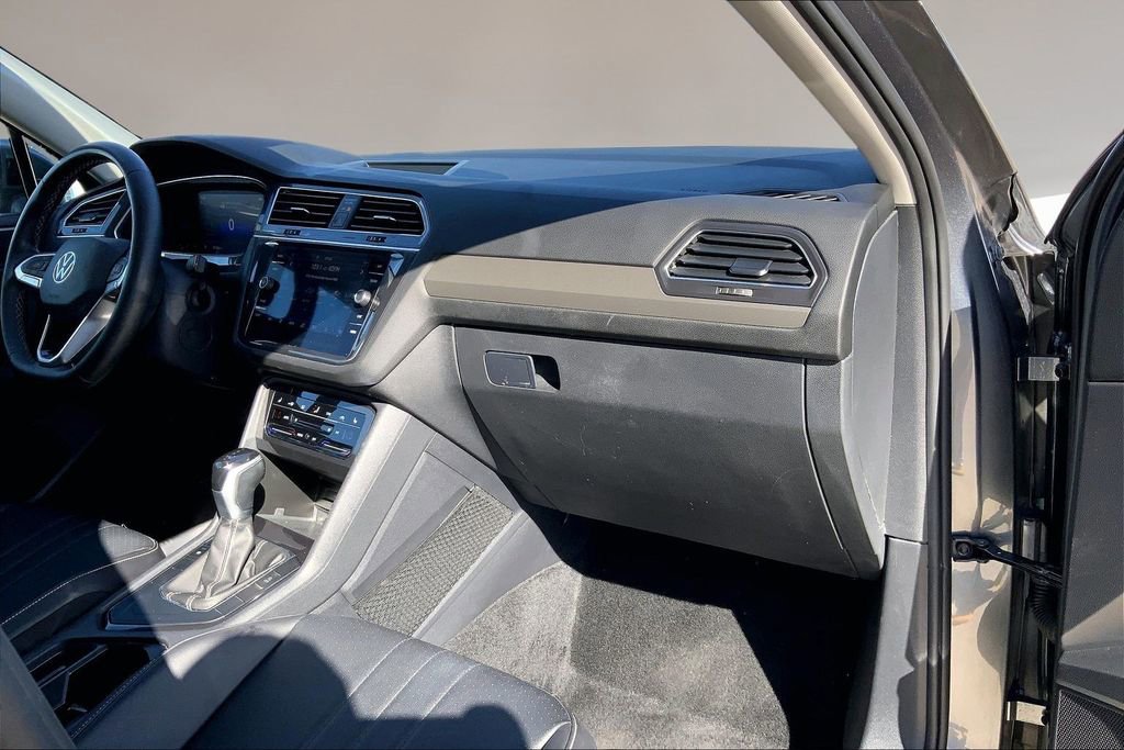 Used 2022 Volkswagen Tiguan SE w/ Panoramic Sunroof Package image 15