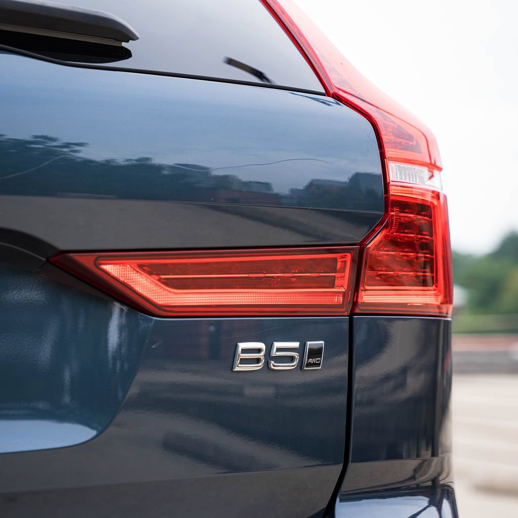 Certified 2024 Volvo XC60 B5 Plus w/ Protection Package Premier AWD/4WD image 5