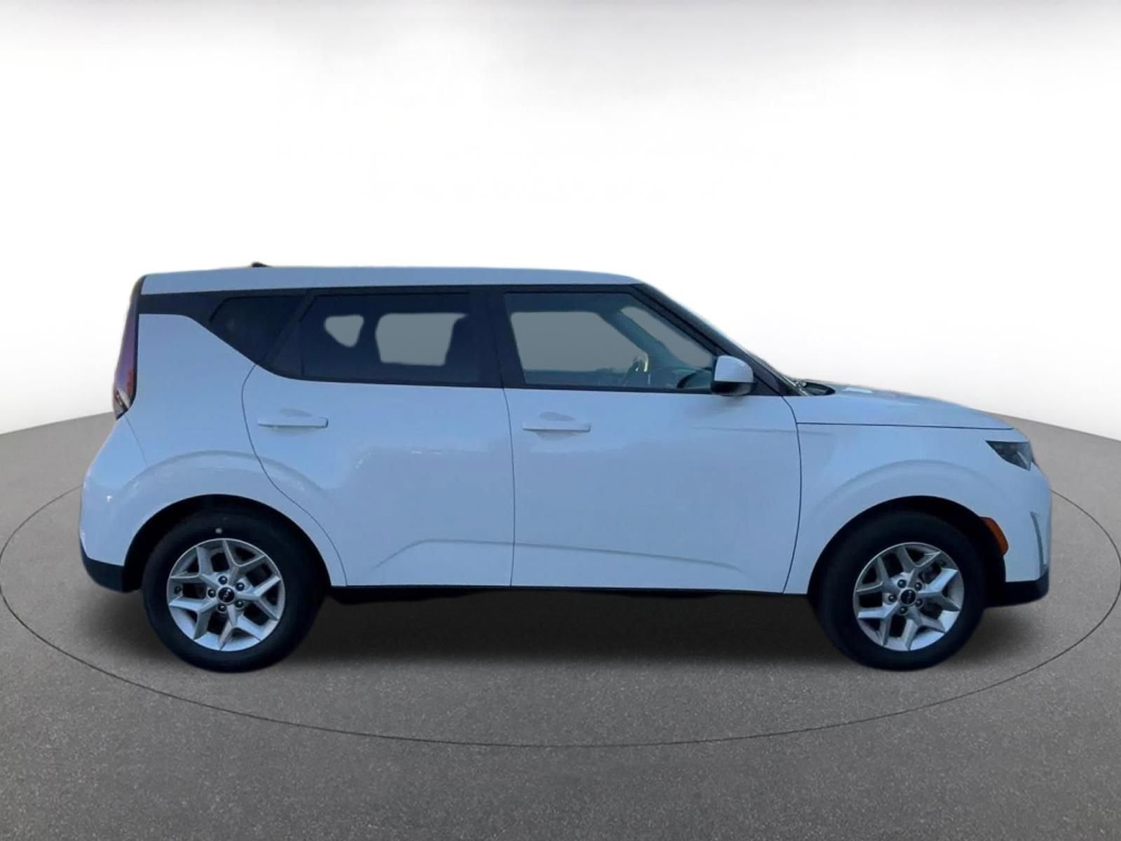 Used 2025 Kia Soul LX w/ LX Technology Package FWD image 16