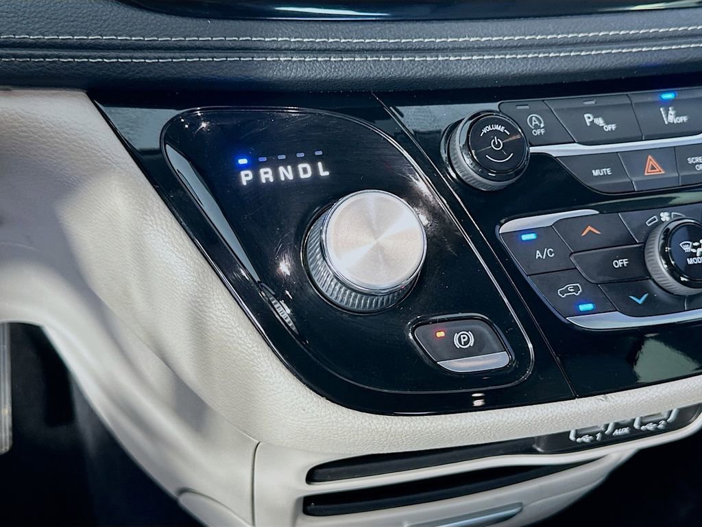 Used 2021 Chrysler Pacifica Touring-L image 16