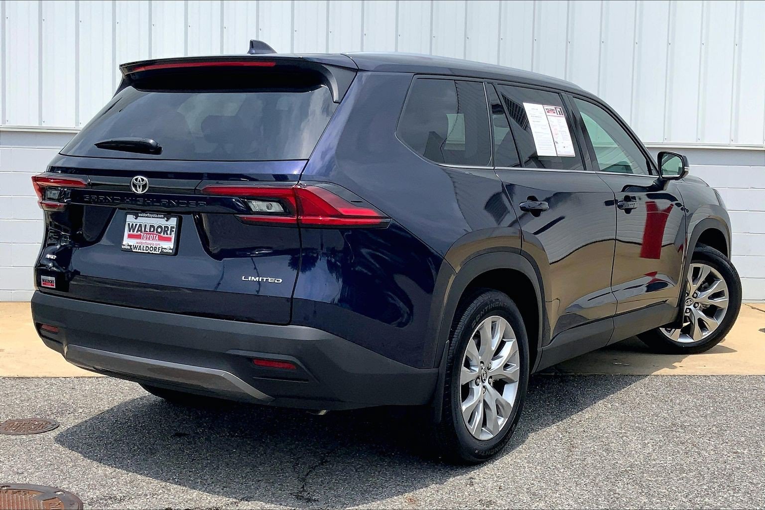 Used 2025 Toyota Grand Highlander AWD image 17