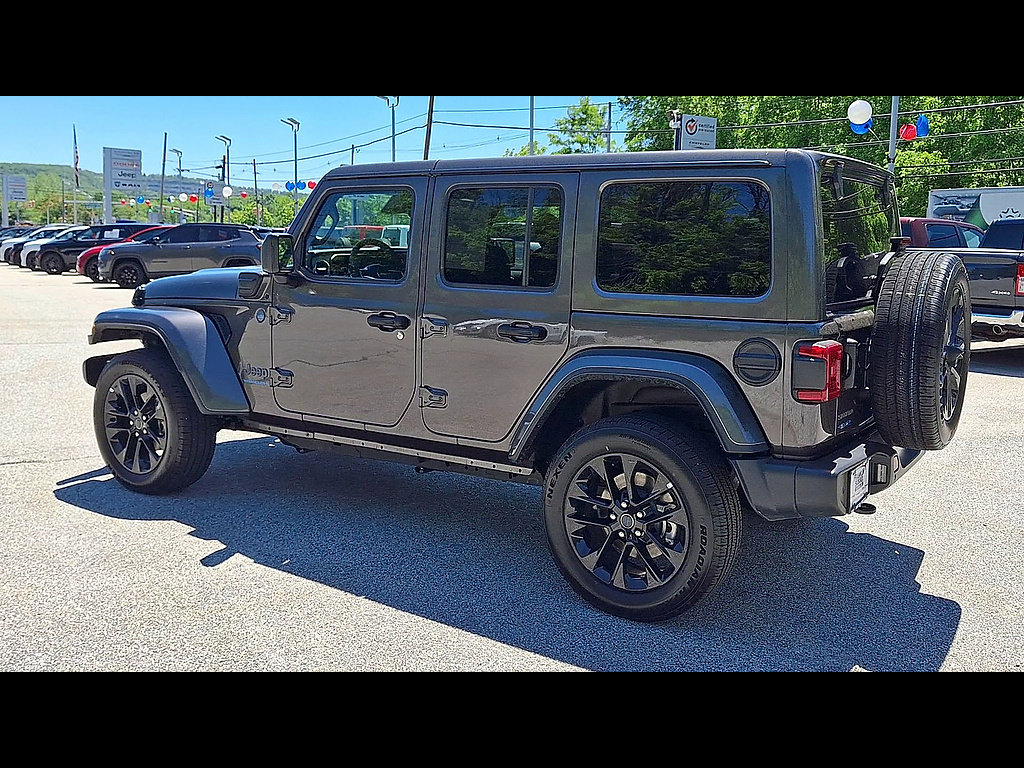 Used 2025 Jeep Wrangler Unlimited Sahara w/ Safety Group AWD/4WD image 6
