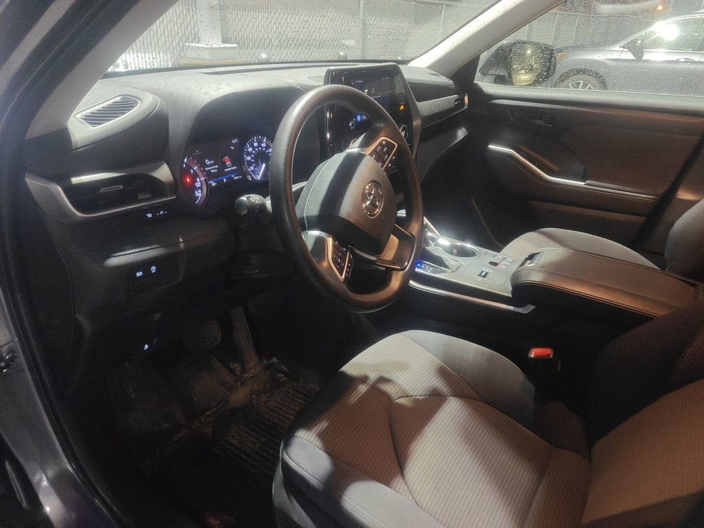 Used 2023 Toyota Highlander L image 7
