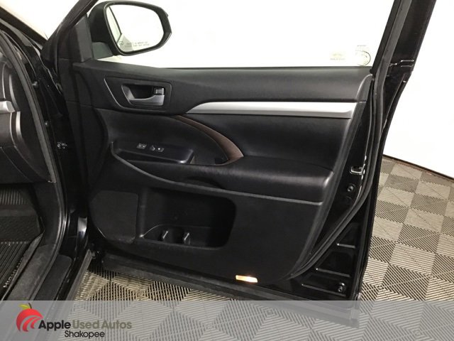 Used 2017 Toyota Highlander XLE image 28