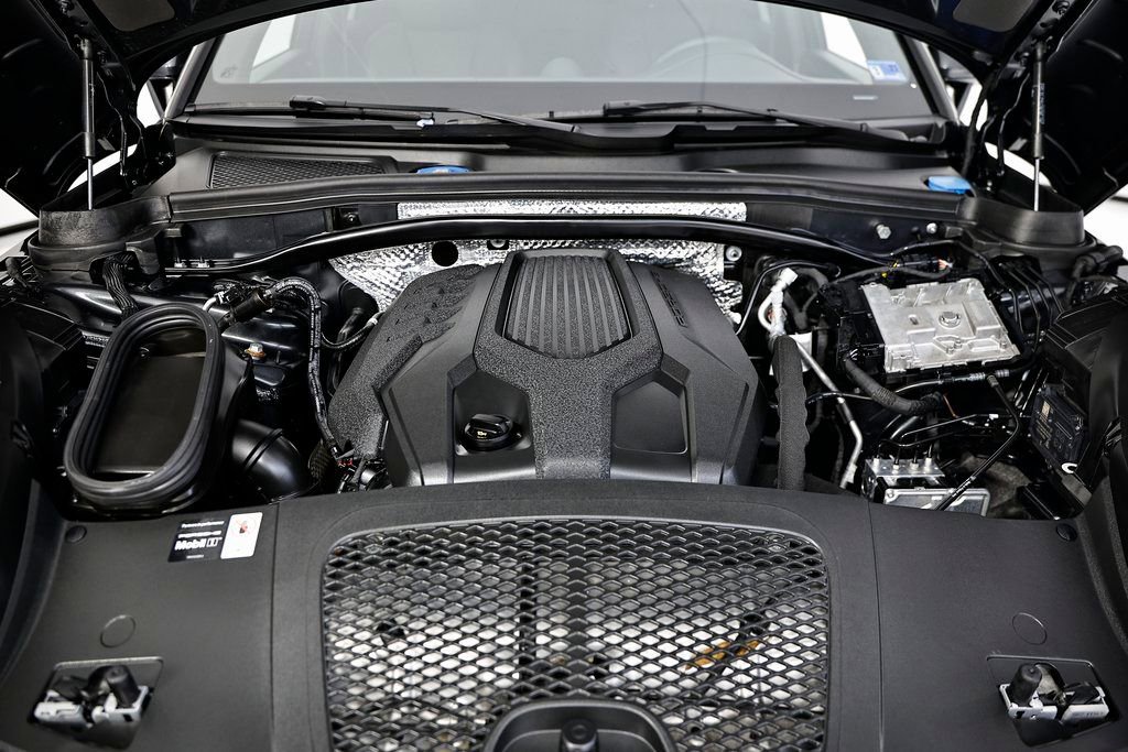 Certified 2025 Porsche Macan image 33