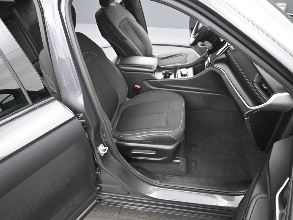 Used 2024 Jeep Grand Cherokee Laredo image 19