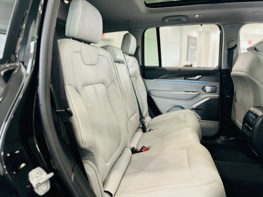 Used 2022 Jeep Grand Cherokee Overland w/ Adv Protech Group III image 23