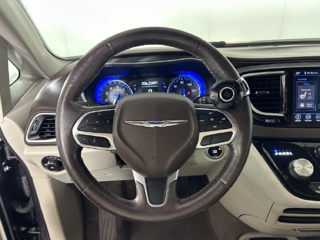Used 2020 Chrysler Pacifica Touring-L FWD image 14