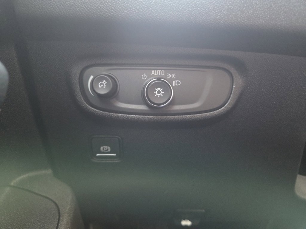 Used 2018 GMC Terrain SLE w/ Driver Convenience Package image 16