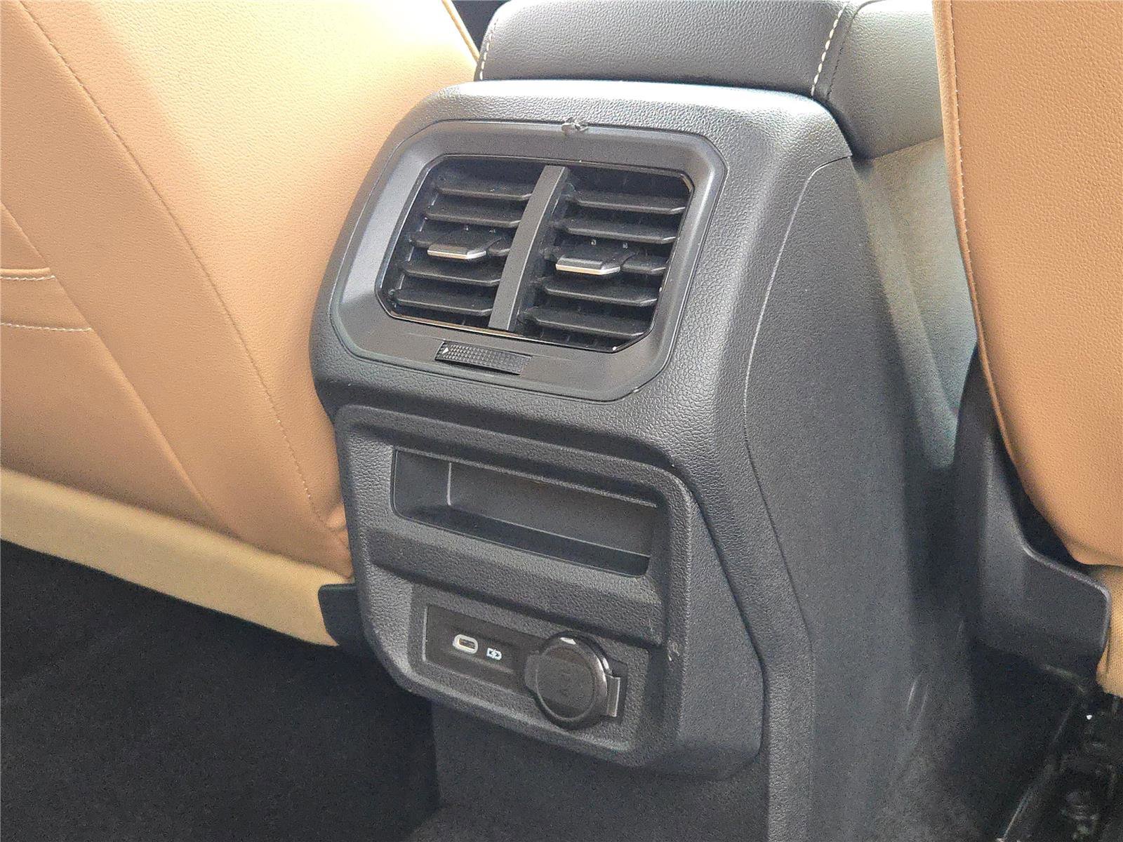 Used 2024 Volkswagen Tiguan SE image 12