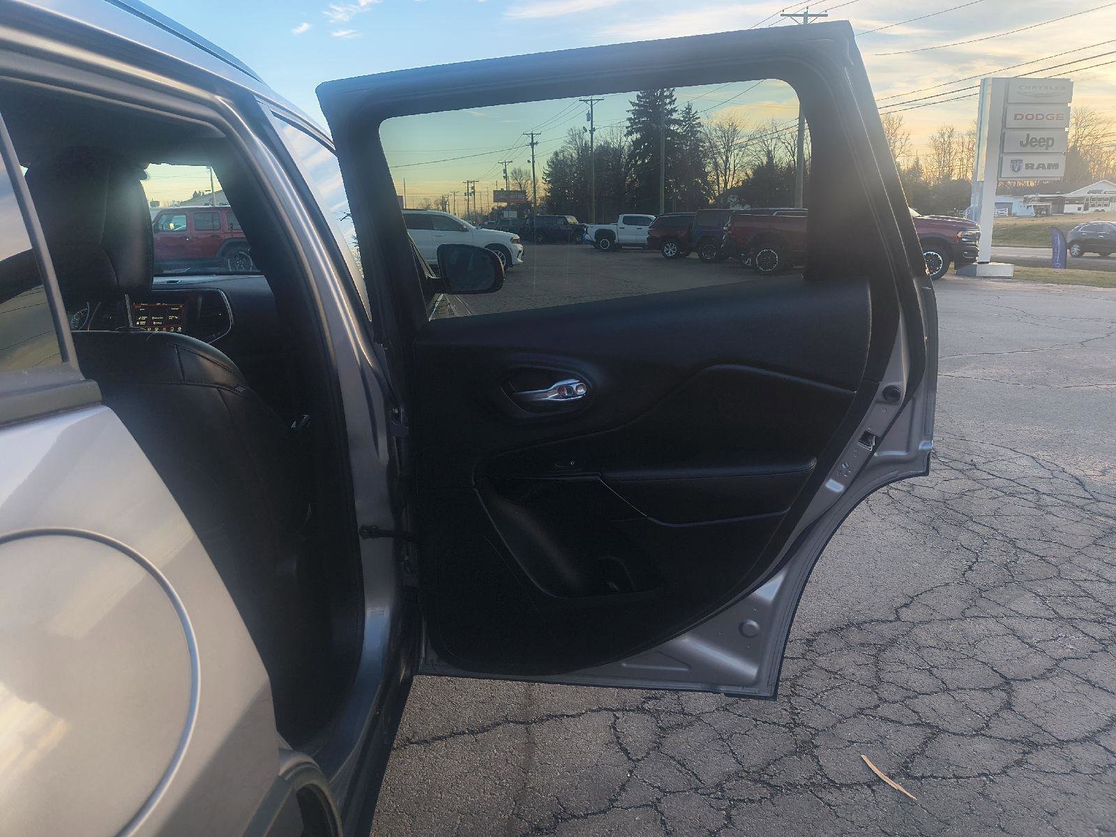 Used 2020 Jeep Cherokee Latitude Plus image 37