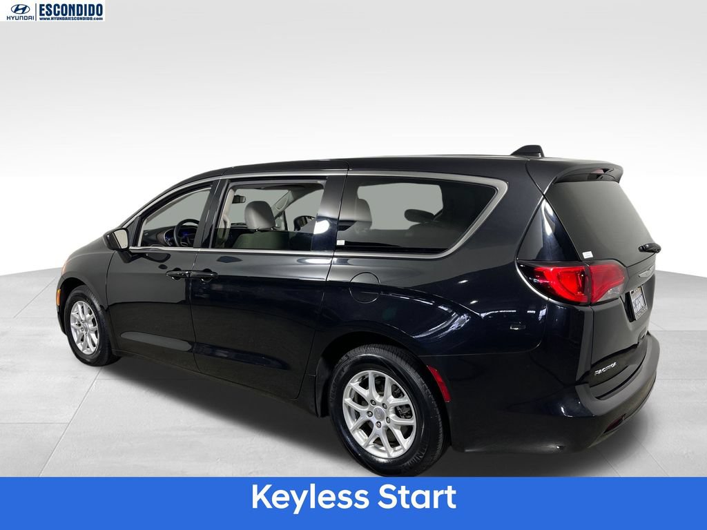 Used 2017 Chrysler Pacifica LX FWD image 3