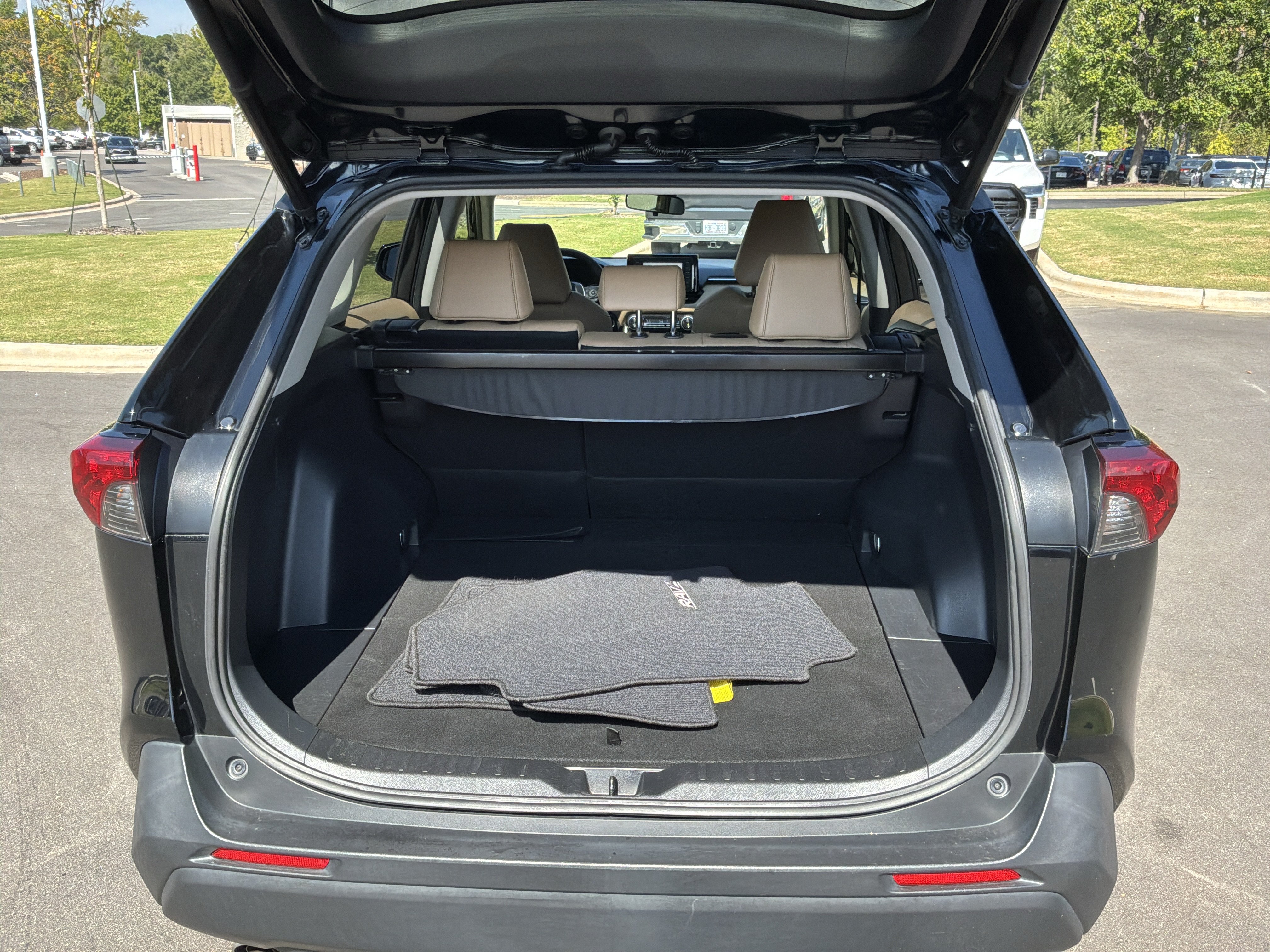 Used 2020 Toyota RAV4 XLE Premium FWD image 32