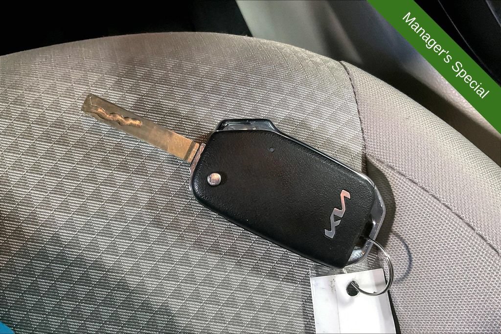 Used 2025 Kia Soul LX w/ LX Technology Package FWD image 12