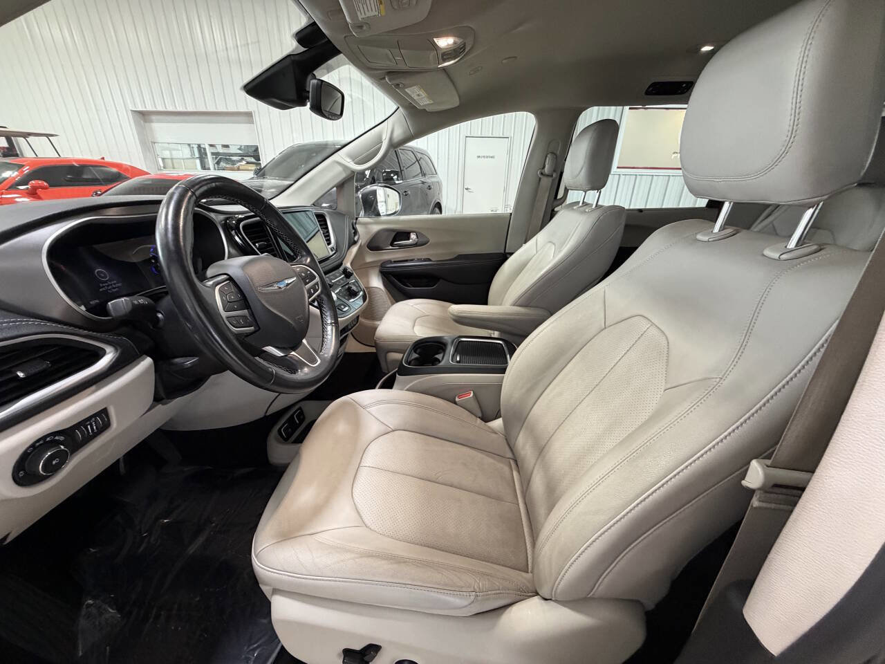 Used 2021 Chrysler Pacifica Touring-L FWD image 7
