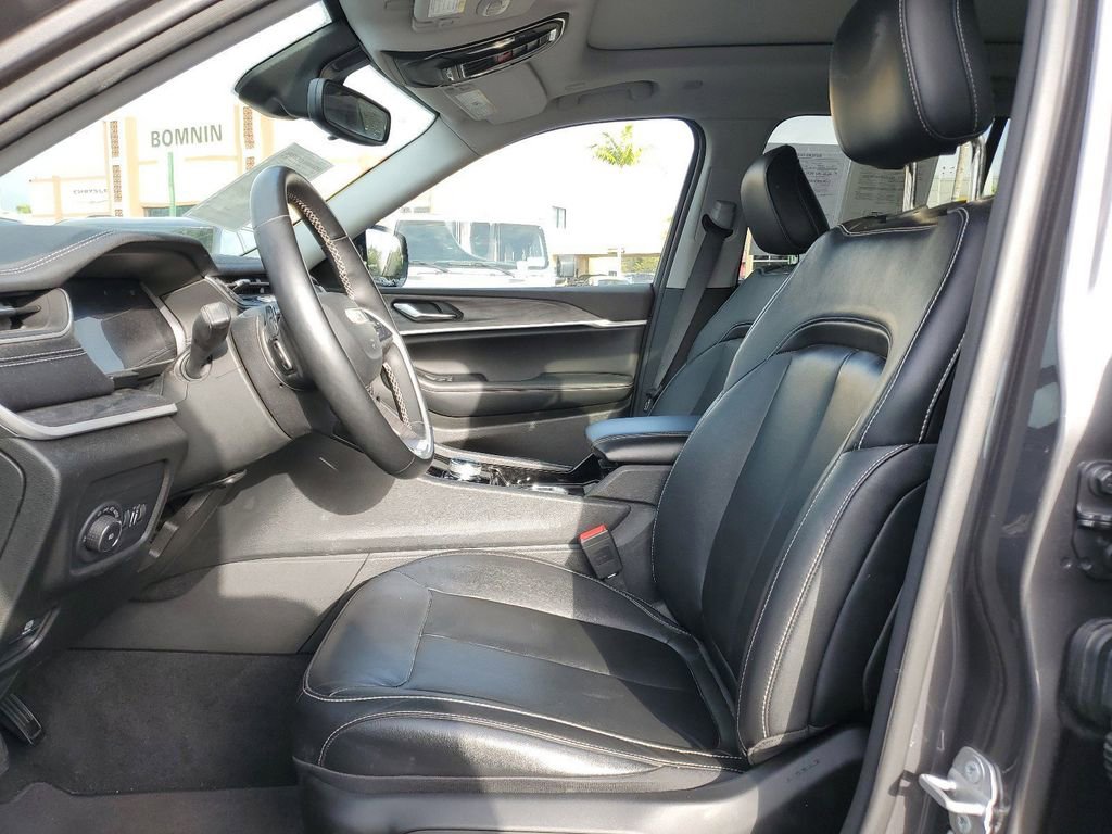 Used 2022 Jeep Grand Cherokee Limited image 16