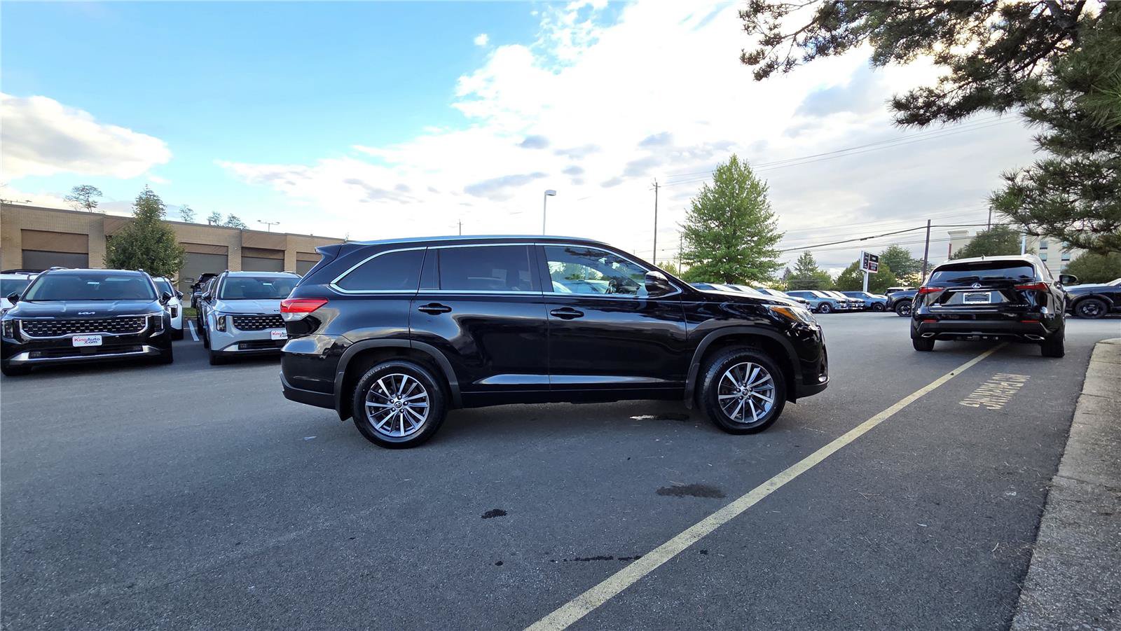 Used 2018 Toyota Highlander XLE AWD/4WD image 12