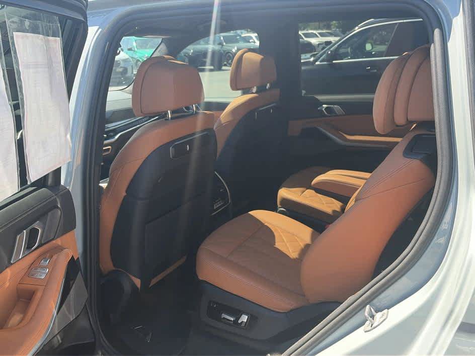 Used 2024 BMW X7 xDrive40i w/ M Sport Package AWD/4WD image 25