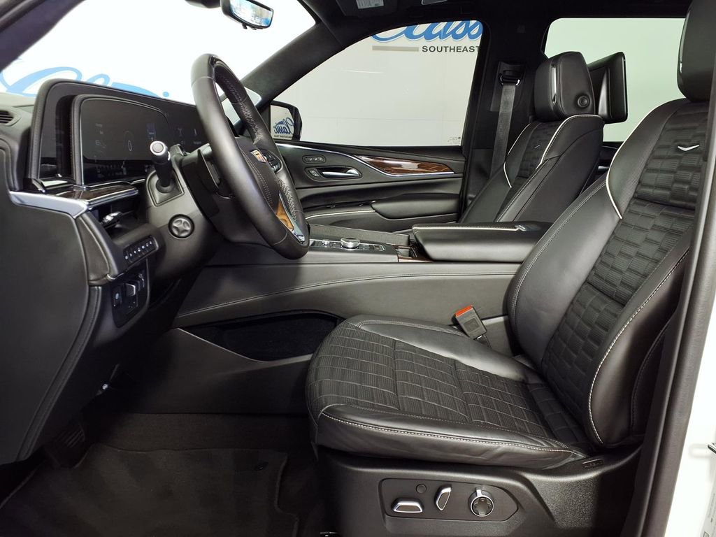 Used 2024 Cadillac Escalade Sport Platinum w/ LPO, ONYX Package image 7