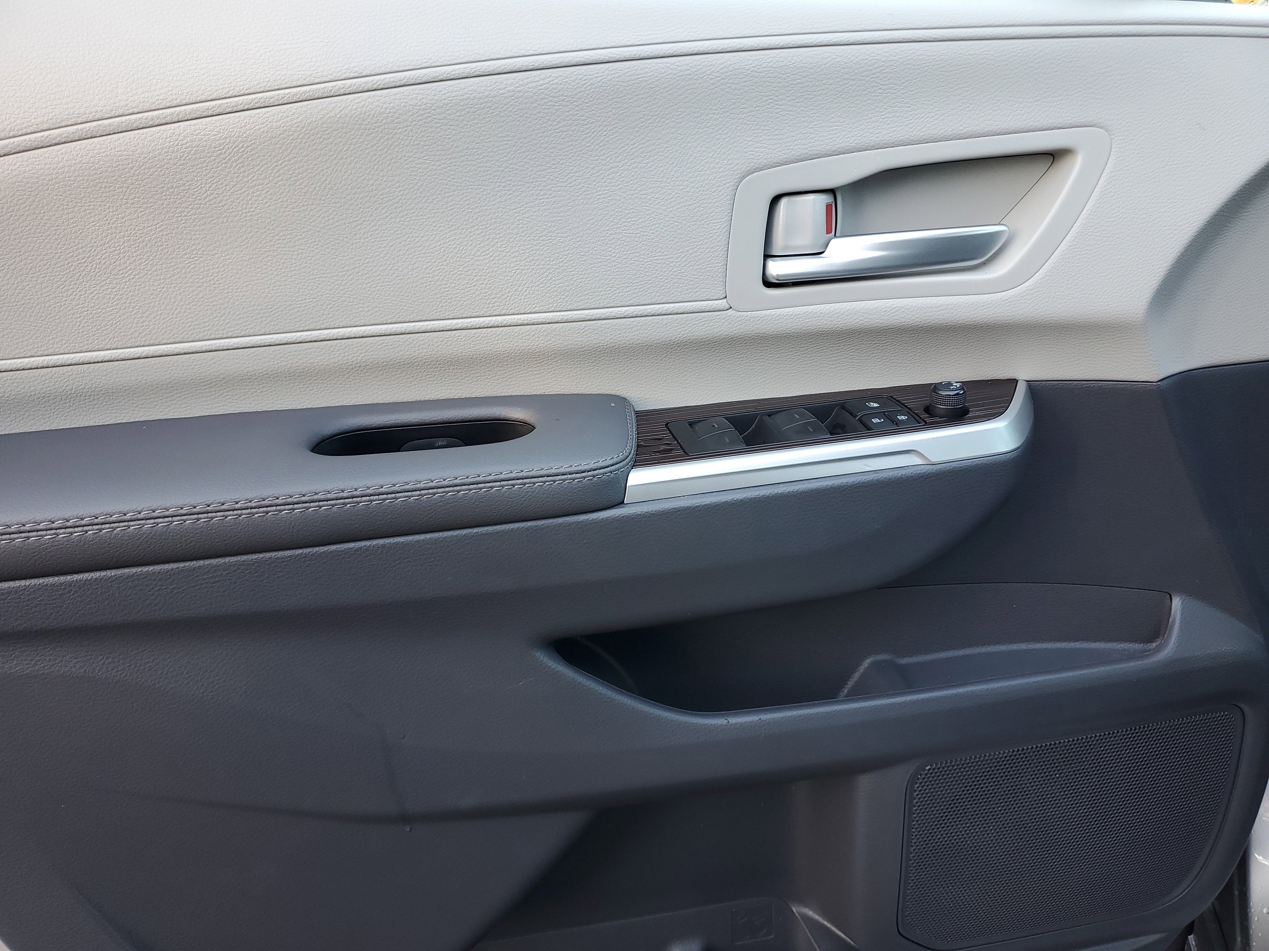 Used 2024 Toyota Sienna XLE image 19