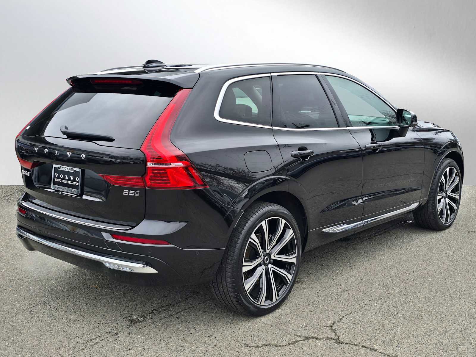 Certified 2023 Volvo XC60 B5 Ultimate w/ Climate Package image 4