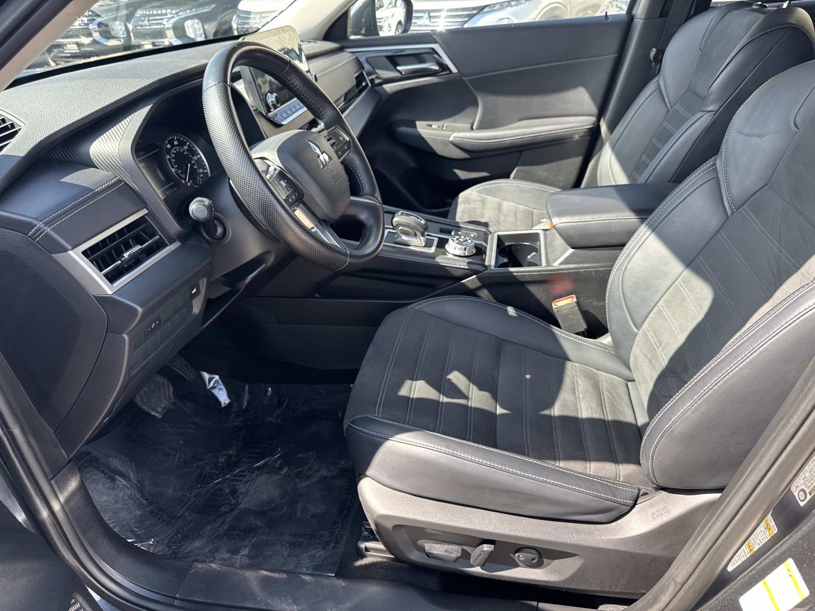 Used 2024 Mitsubishi Outlander AWD image 15