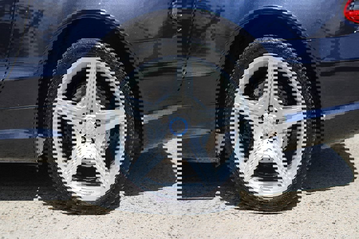 Used 2011 Mercedes-Benz SL 550 image 32