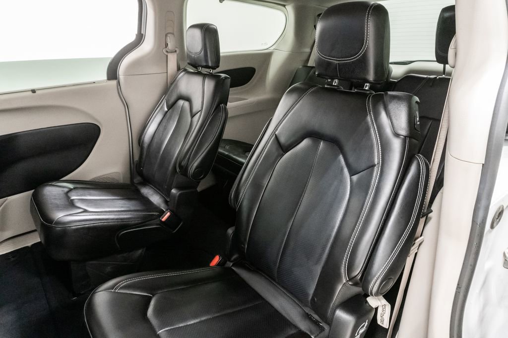 Used 2023 Chrysler Pacifica Touring-L FWD image 23