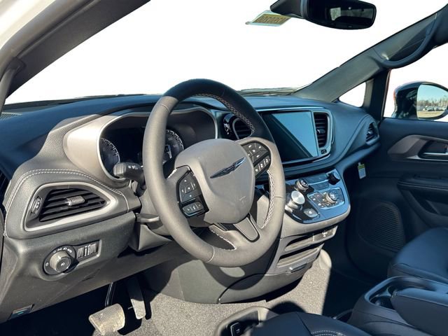 New 2026 Chrysler Pacifica Select w/ S Appearance Package image 11