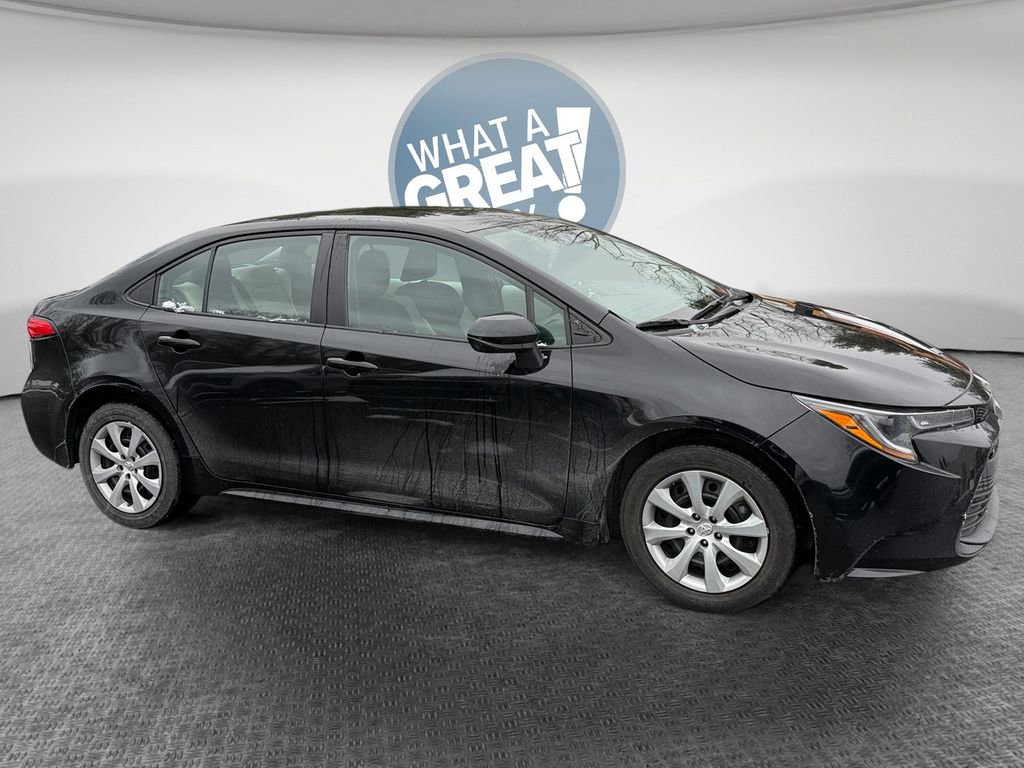 Used 2023 Toyota Corolla LE image 2