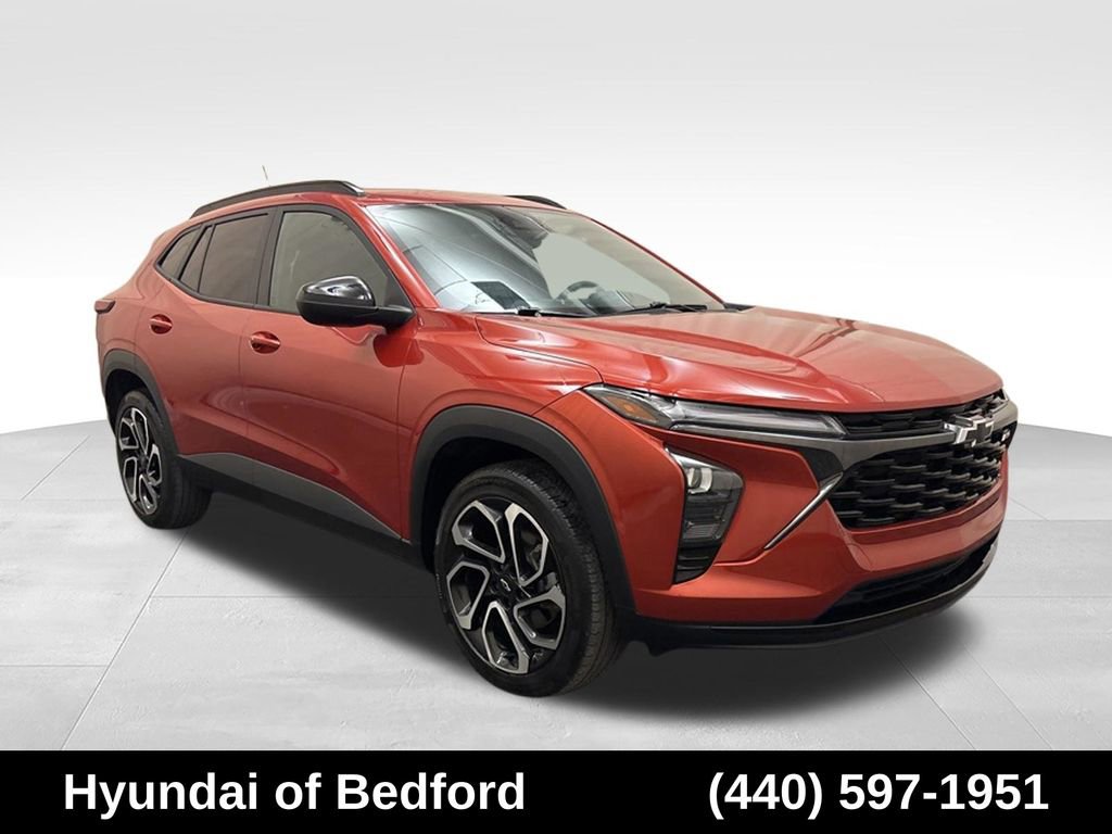 Used 2024 Chevrolet Trax RS w/ Sunroof Package FWD image 3