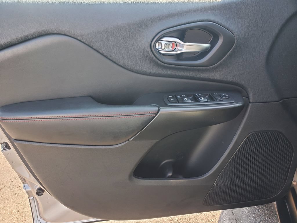 Used 2020 Jeep Cherokee Trailhawk w/ Cold Weather Group AWD/4WD image 23