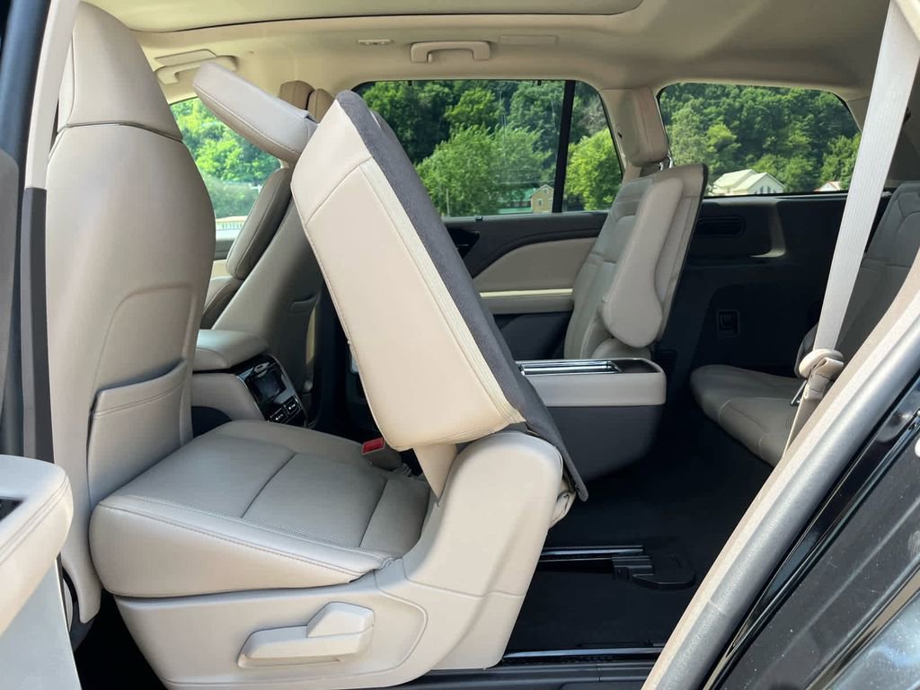 Used 2022 Lincoln Aviator Reserve w/ Equipment Group 201A image 17