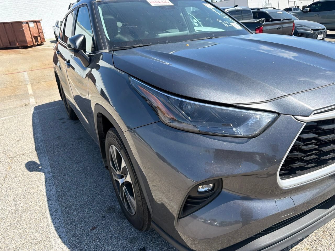 Used 2023 Toyota Highlander XLE FWD image 3