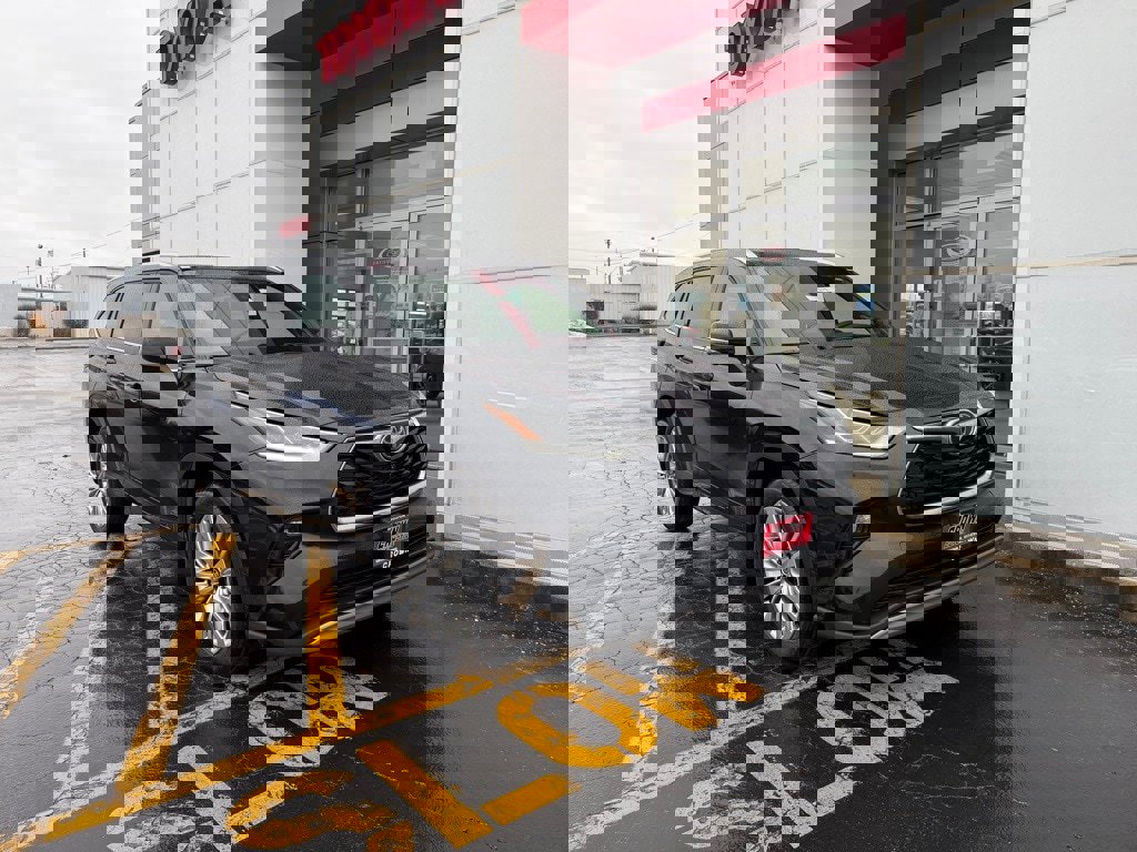 New 2026 Toyota Highlander Platinum image 3