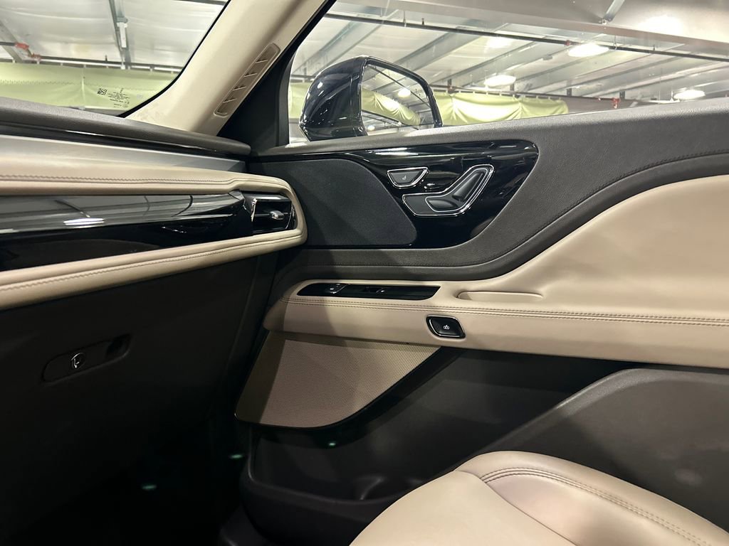 Used 2024 Lincoln Aviator AWD w/ Premium Package image 19
