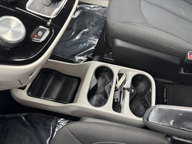 Used 2022 Chrysler Voyager LX FWD image 16