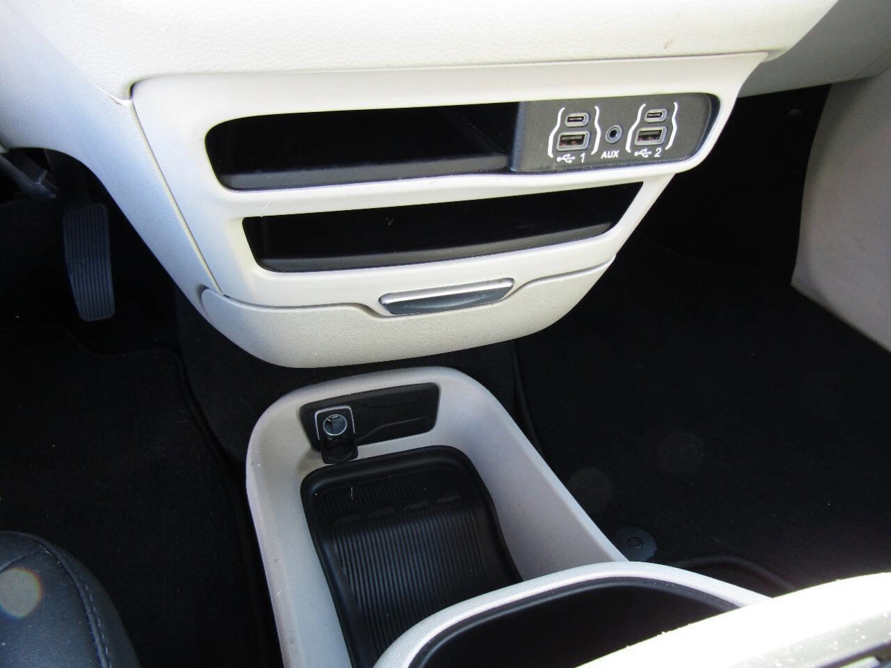 Used 2024 Chrysler Pacifica Touring-L image 16