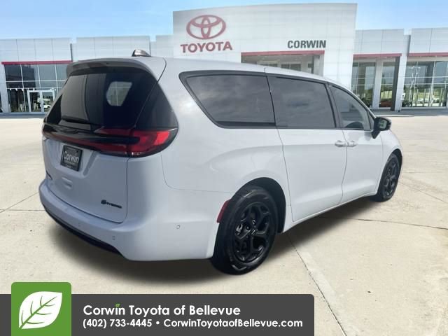 Used 2024 Chrysler Pacifica Select image 5