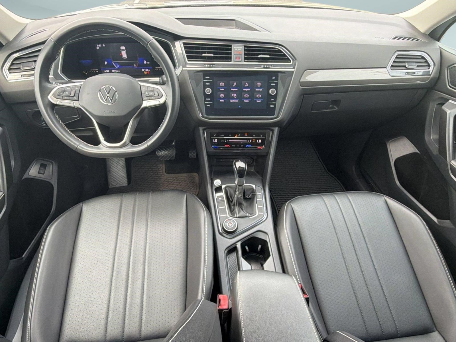 Used 2022 Volkswagen Tiguan SE w/ Panoramic Sunroof Package AWD/4WD image 14